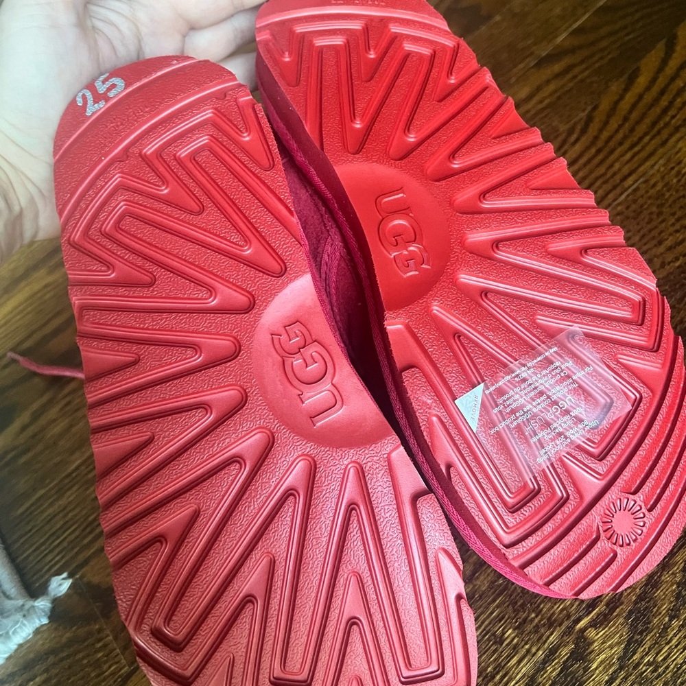 Uggs men’s size 6 red